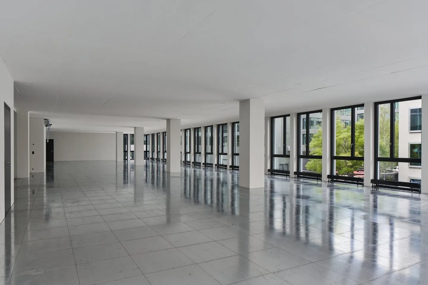 Commercial Spaces in Prime Location in Zurich Altstetten - Photo 2 of 9