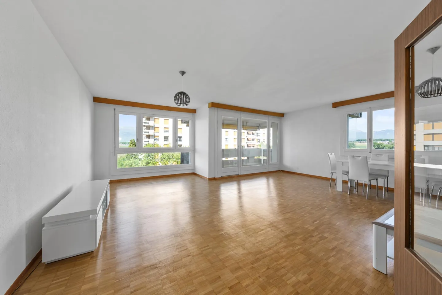 Spacious 6-room apartment featuring panoramic views of the Jura - Photo 1 of 16