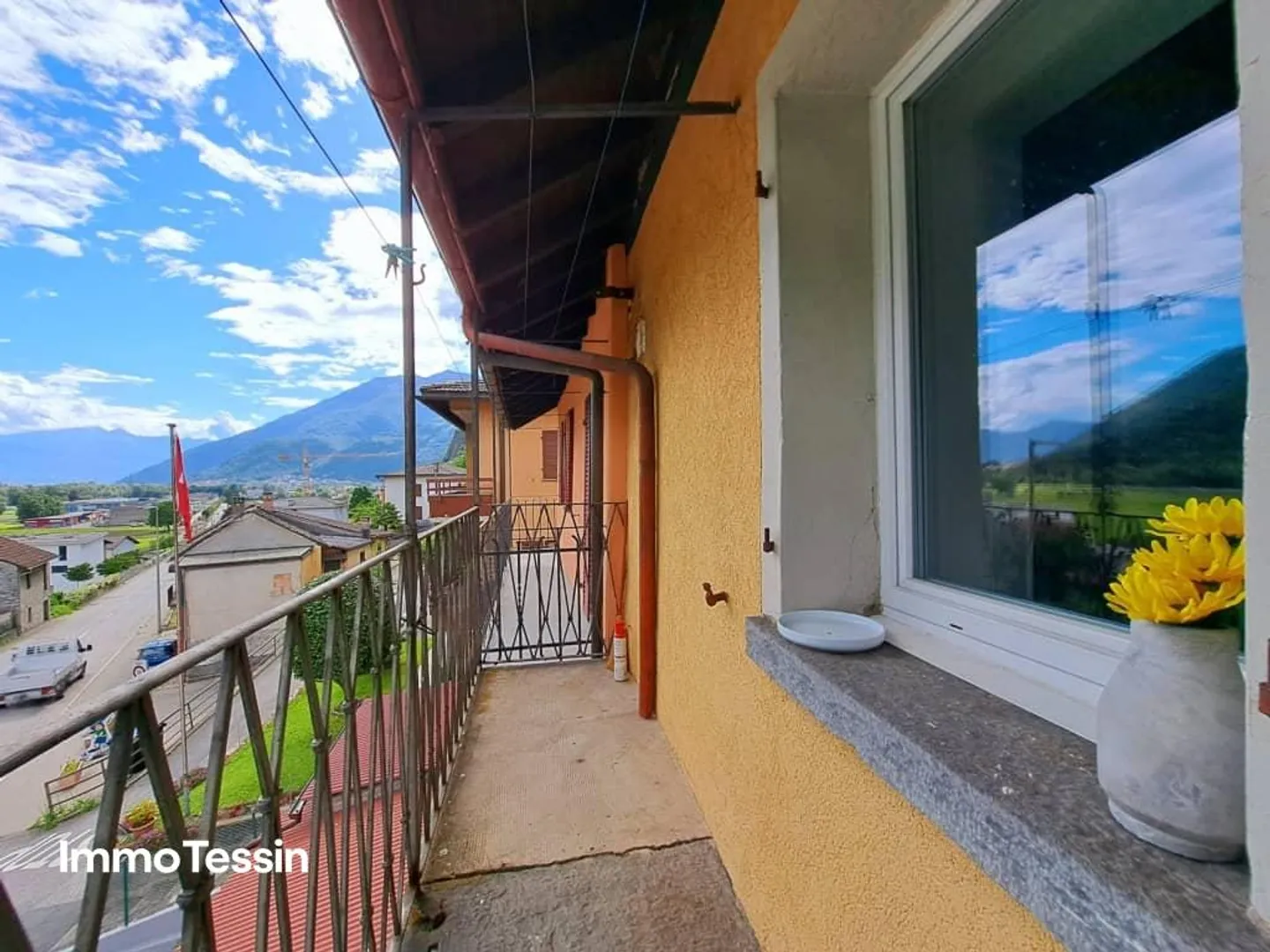 5.1% RETURN: Small multi-family house with 3 apartments nearby ... - Photo 4 of 13