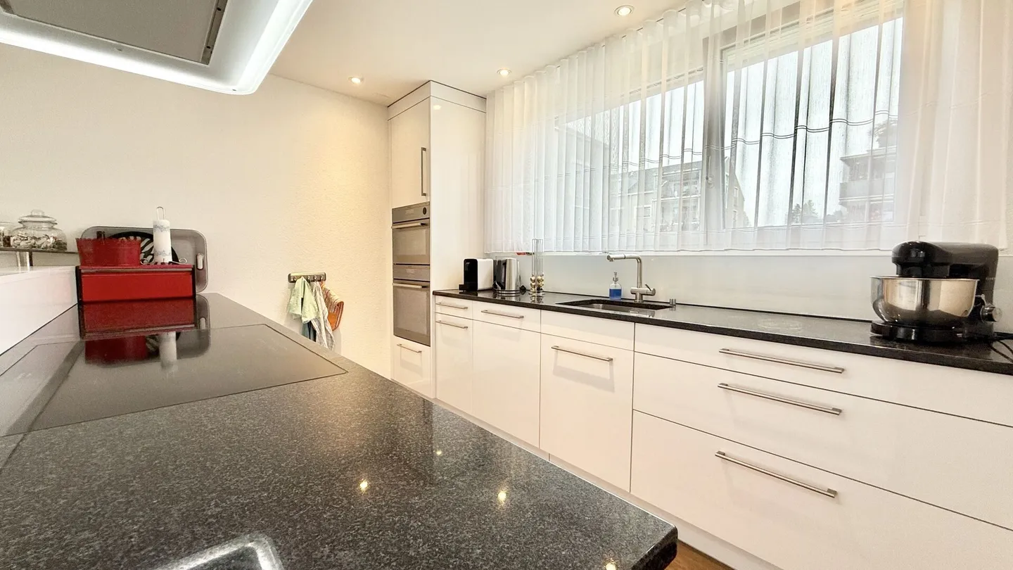 Appartement moderne et ensoleillé de 4,5 pièces avec grand jardin dans un emplacement calme - Photo 6 sur 16