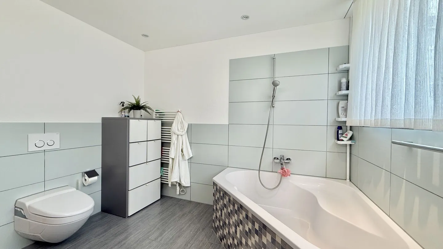 Appartement moderne et ensoleillé de 4,5 pièces avec grand jardin dans un emplacement calme - Photo 10 sur 16