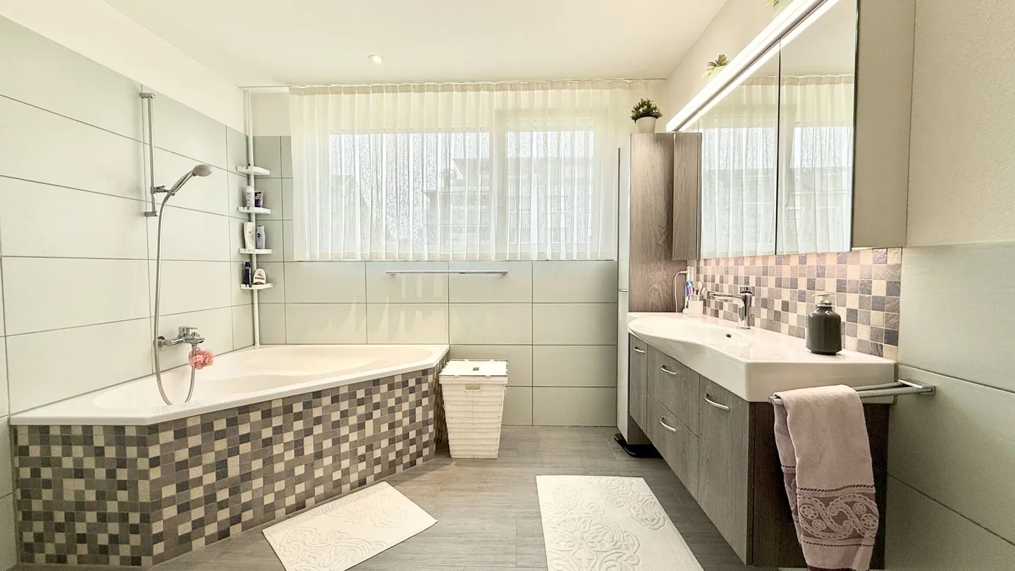 Appartement moderne et ensoleillé de 4,5 pièces avec grand jardin dans un emplacement calme - Photo 11 sur 16