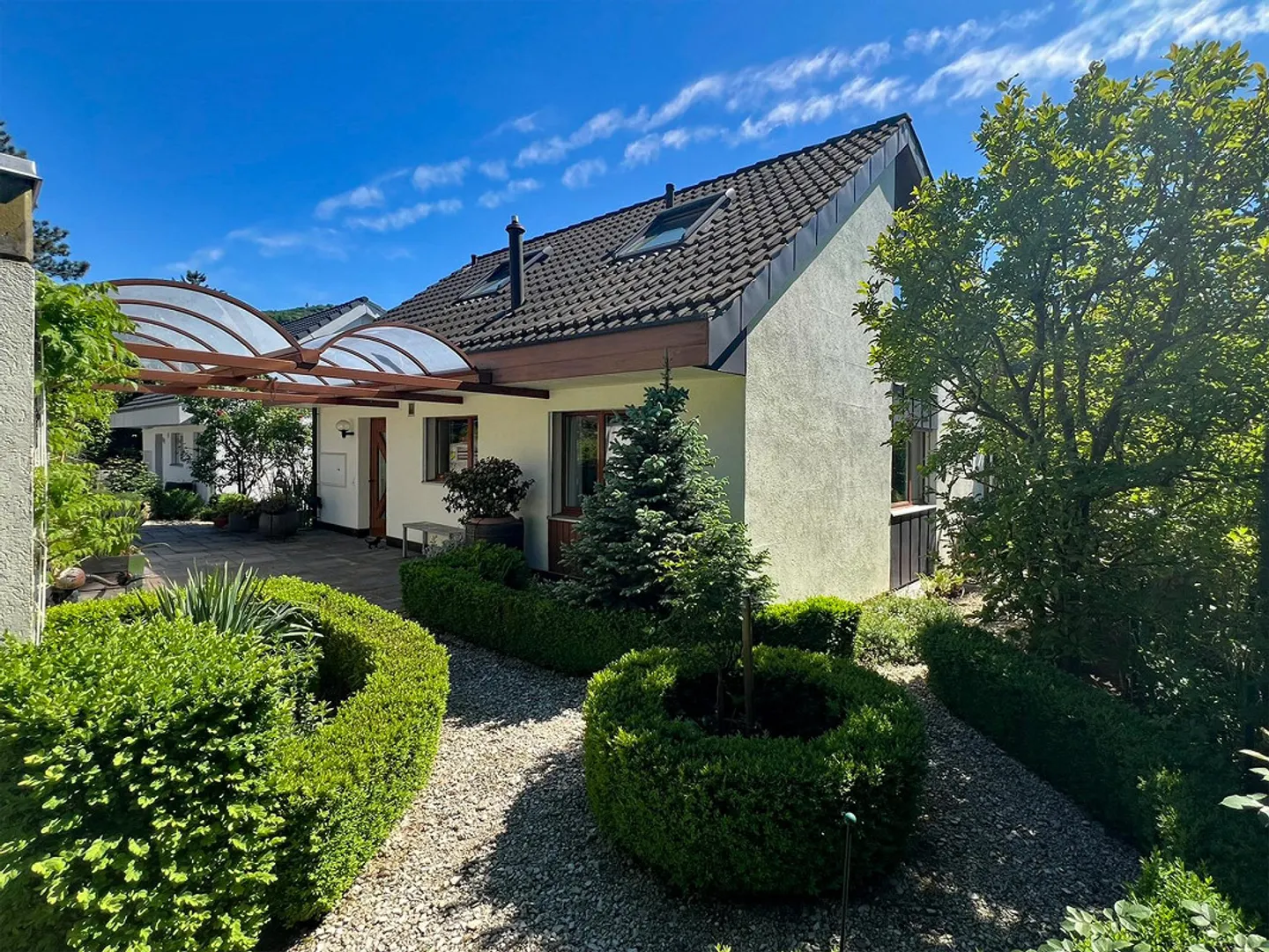 Single-family house with garden, pond and plenty of space to live - Photo 1 of 19