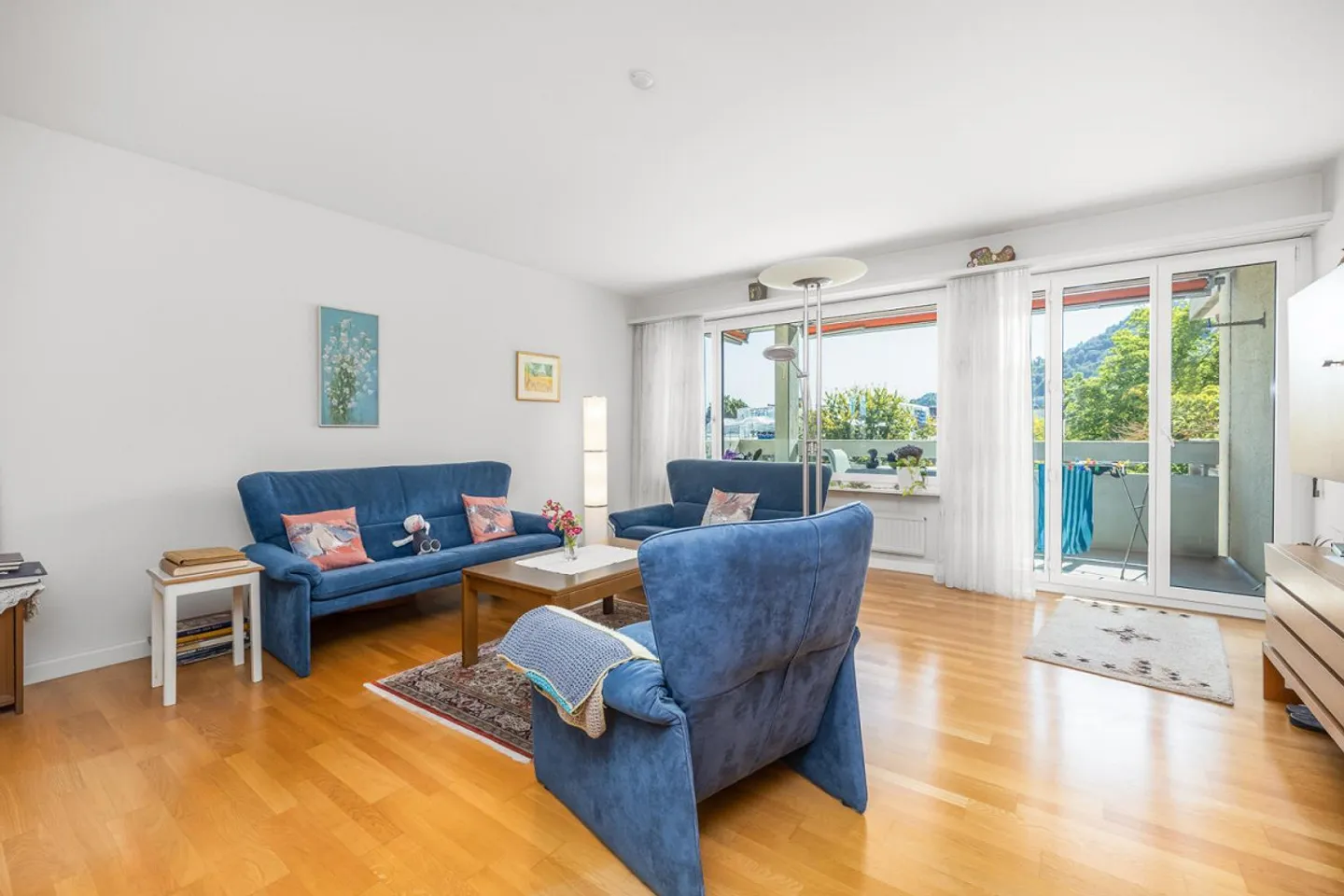 Sunny Apartment - Photo 2 of 9