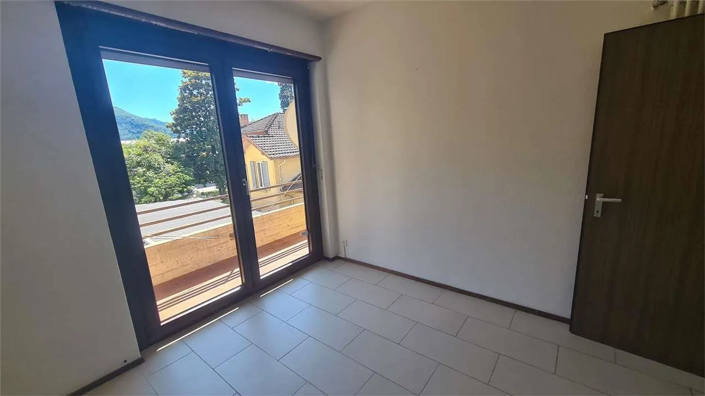 BISSONE: 4.5 LOC. LAKE VIEW RENOVATED - Photo 8 of 8