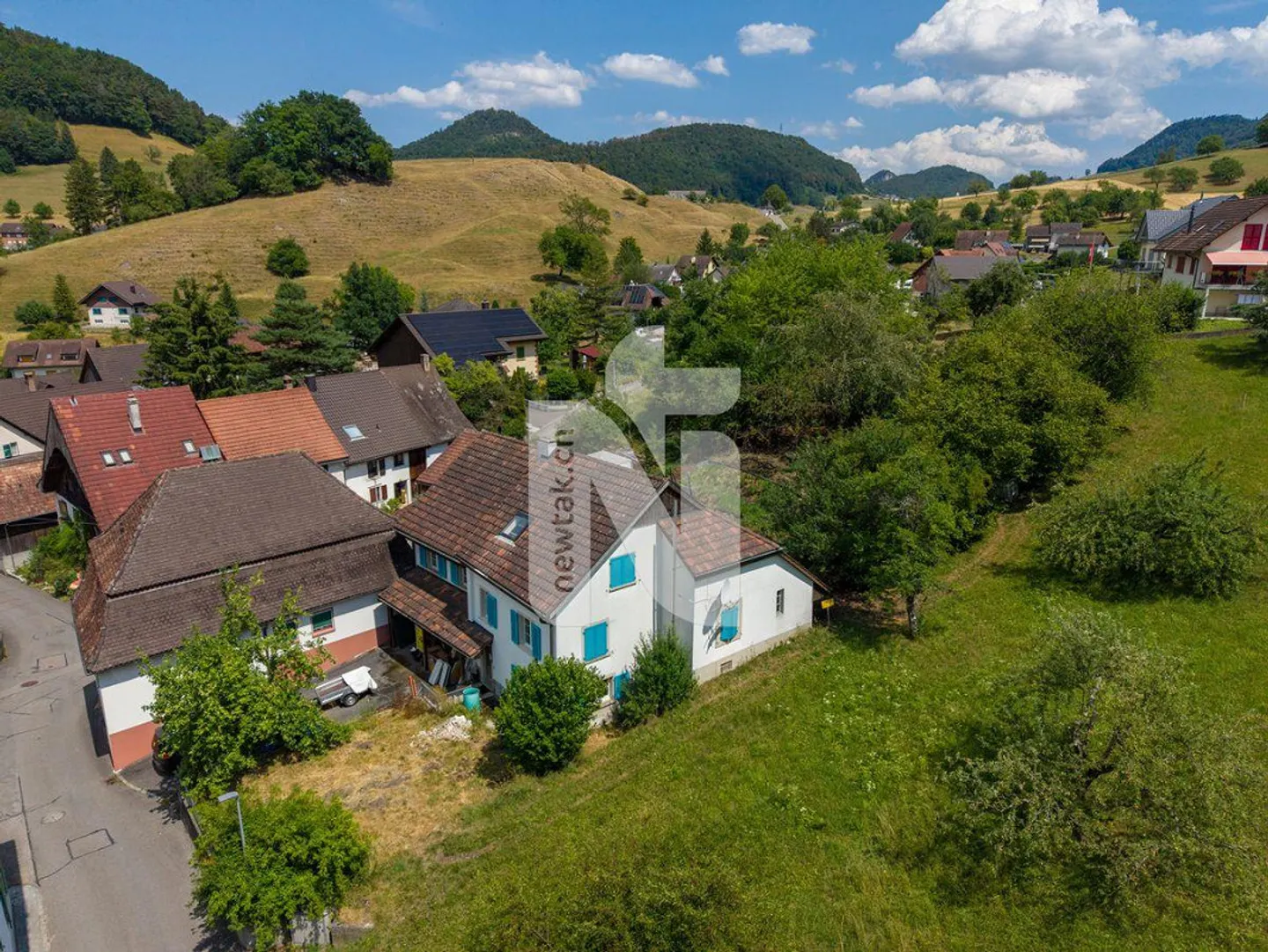Detached, family-friendly single-family house with large garden and views of greenery - Photo 1 of 11