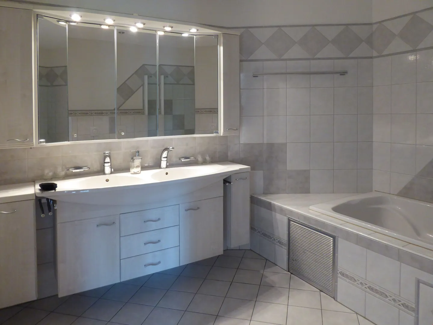 Vivere in modo esclusivo in un appartamento super attrezzato - Foto 5 di 14