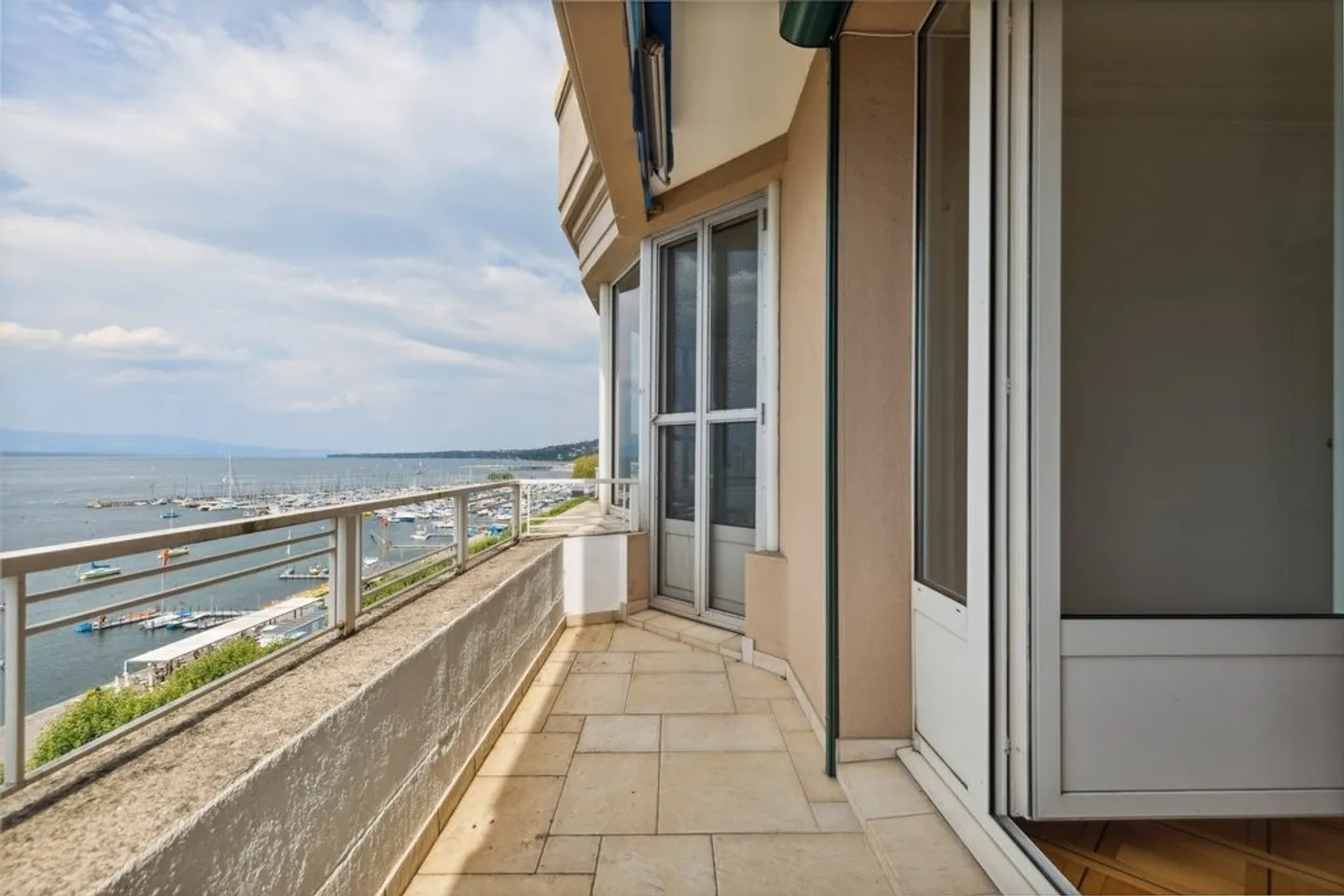 Magnificent 7-room apartment with lake and fountain view - Photo 3 of 12