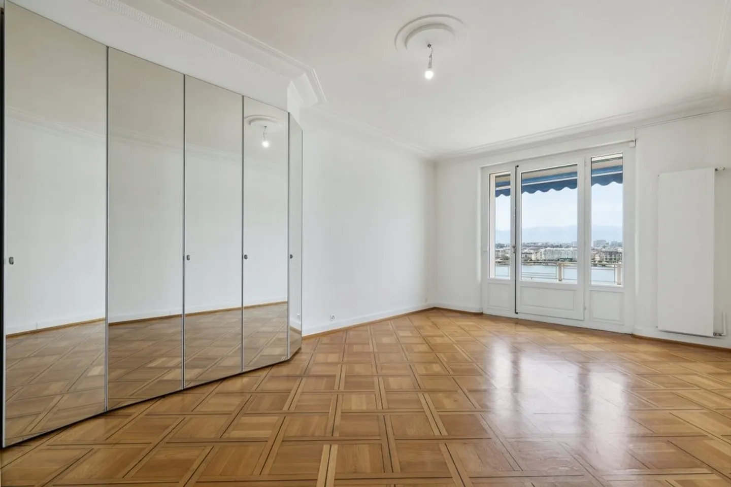 Magnificent 7-room apartment with lake and fountain view - Photo 4 of 12