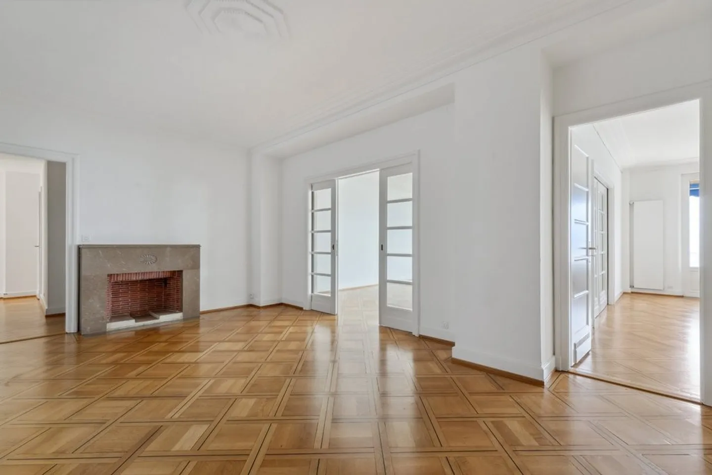 Magnificent 7-room apartment with lake and fountain view - Photo 9 of 12