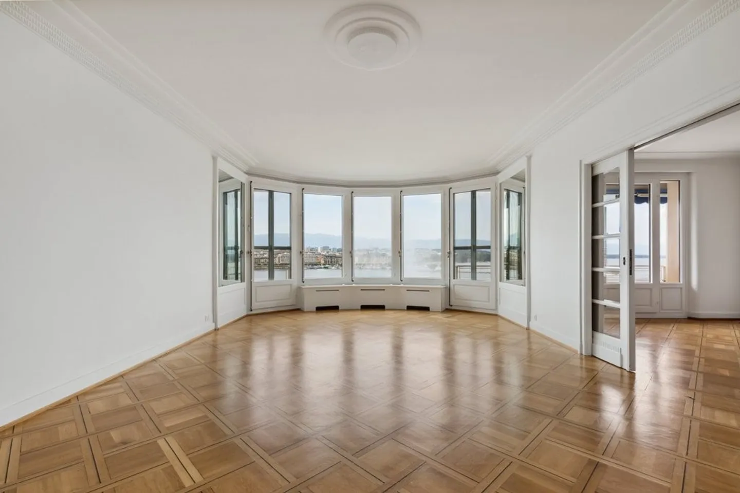 Magnificent 7-room apartment with lake and fountain view - Photo 11 of 12