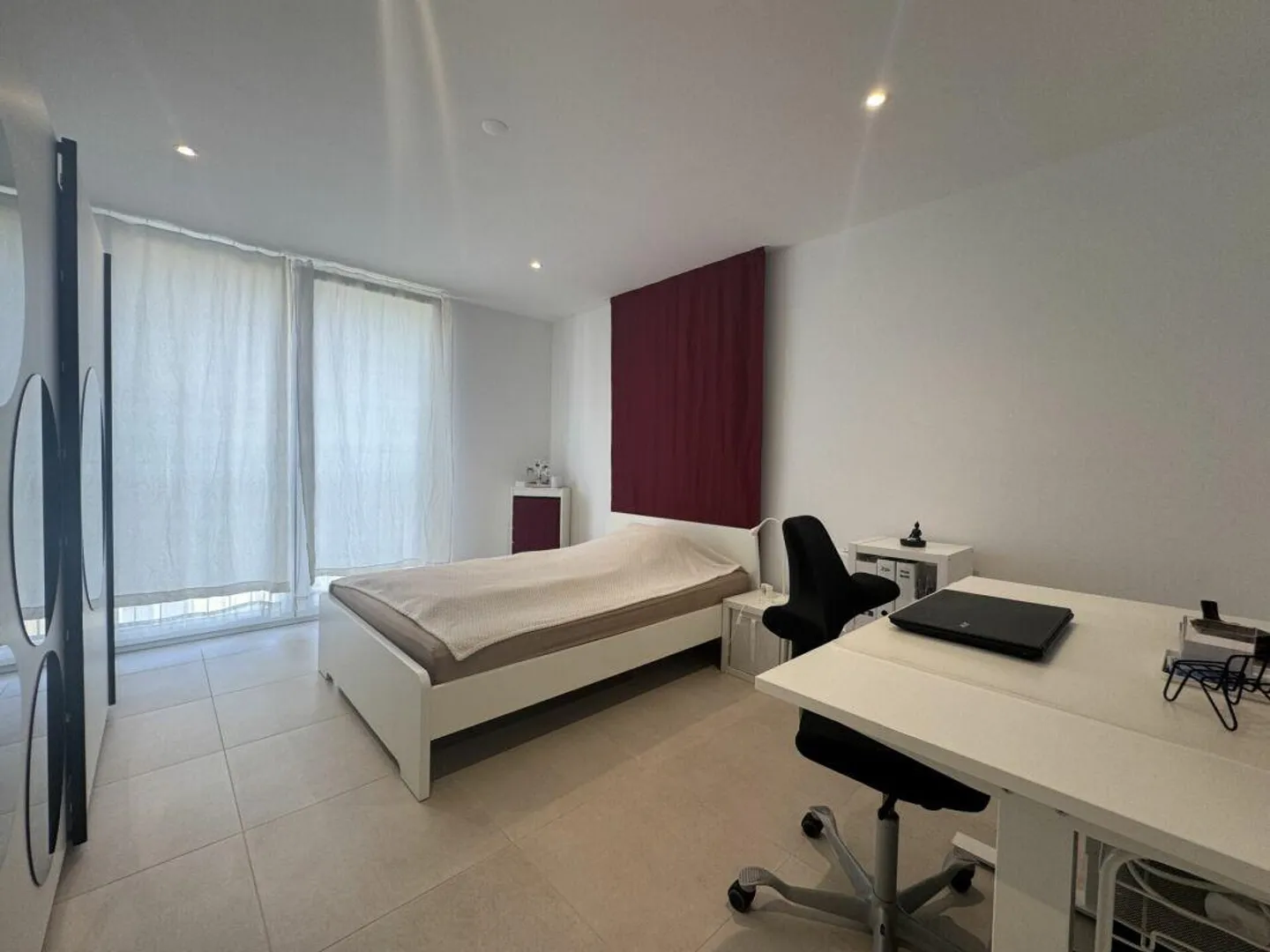 Magnificent and modern 2.5-room apartment fully furnished - Photo 3 of 5