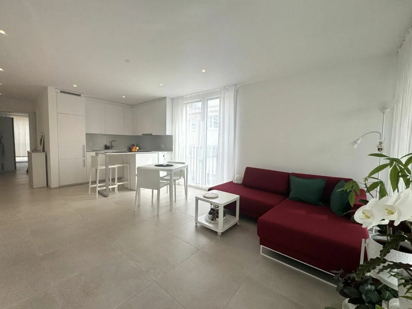 Magnificent and modern 2.5-room apartment fully furnished - Photo 4 of 5