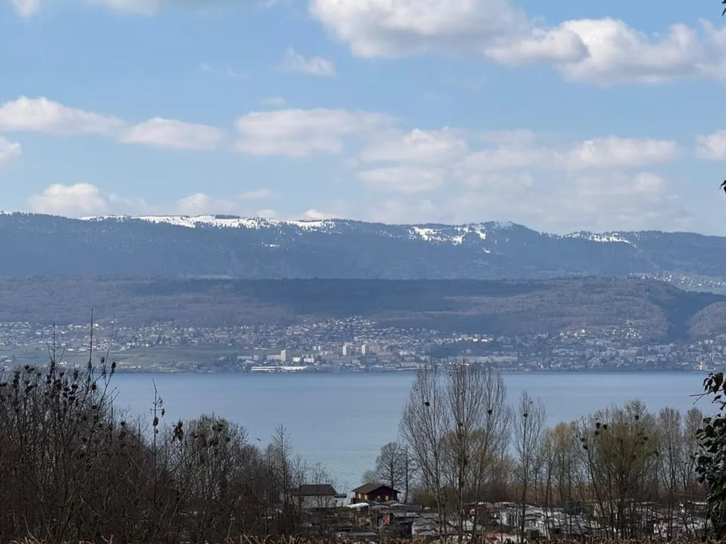 Villa angolare per amanti della natura e del Lago di Neuchâtel - Foto 1 di 13