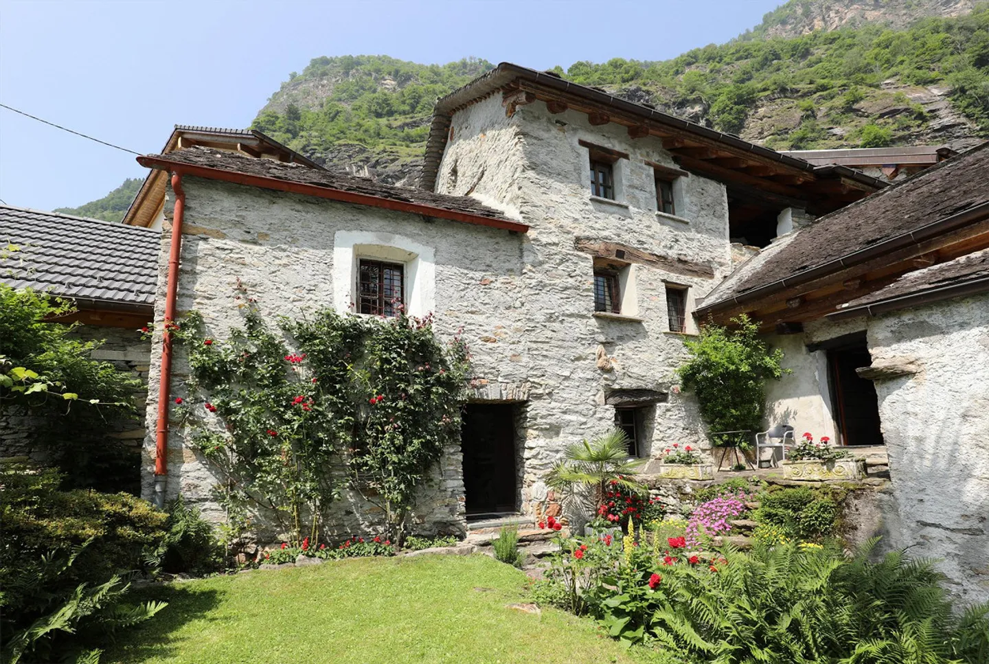 Rustico unico nella bella Valle di Blenio con grande giardino e bella vista a Motto - Foto 1 di 19