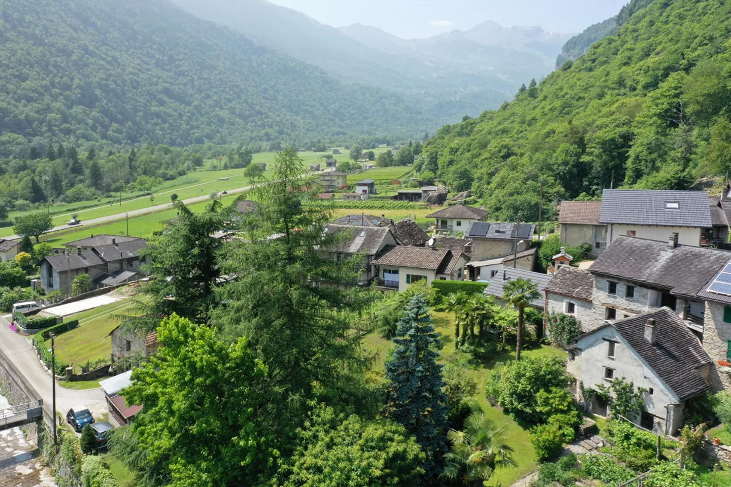 Rustico unico nella bella Valle di Blenio con grande giardino e bella vista a Motto - Foto 2 di 19