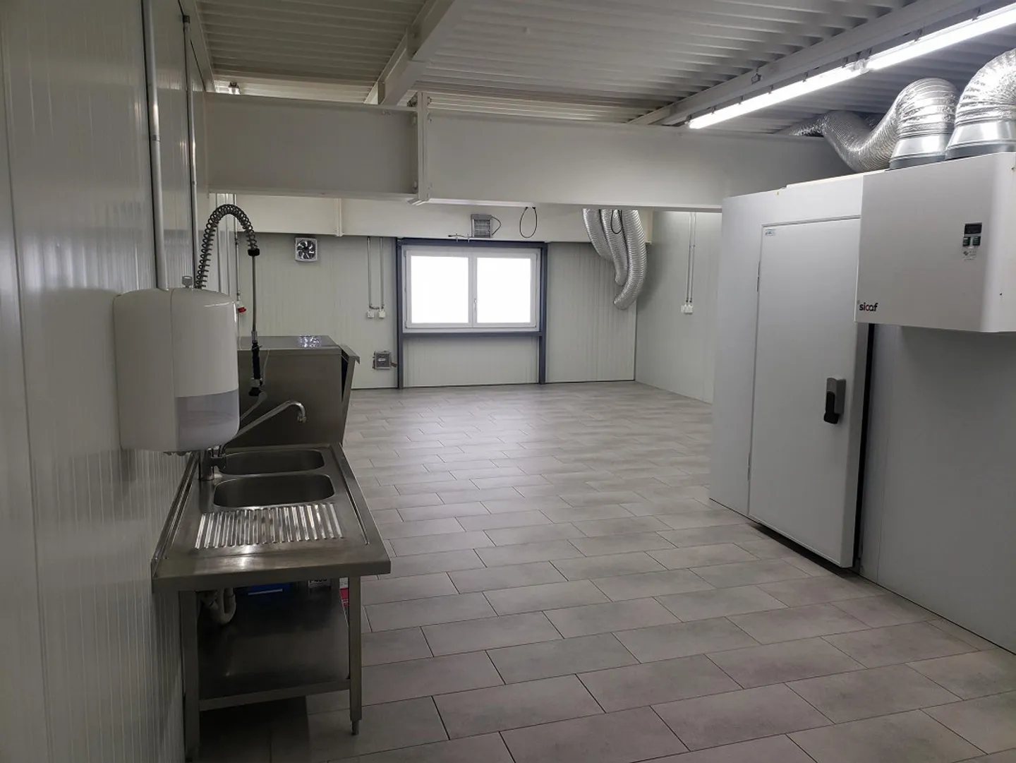 90.8 m2 commercial space suitable for food production - Photo 3 of 11