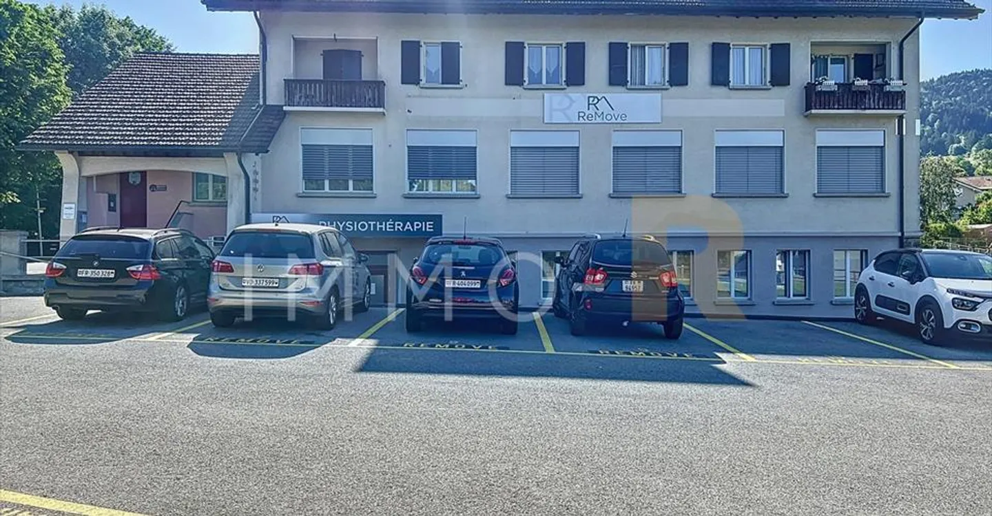 Edificio misto nel centro di Semsales - Foto 1 di 12