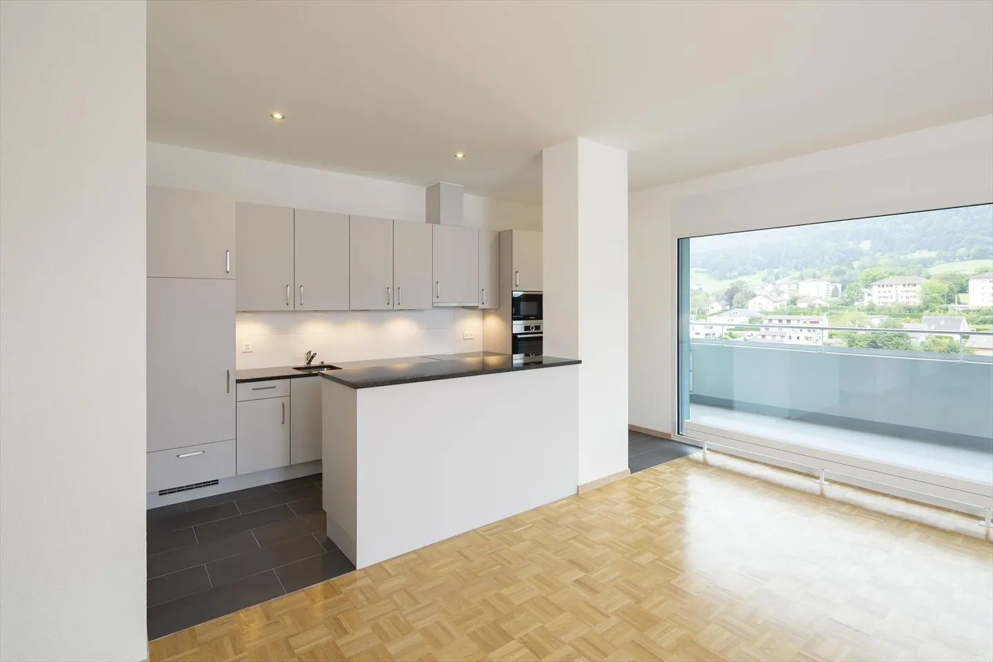 Appartement récemment rénové dans le centre-ville - Photo 1 sur 16