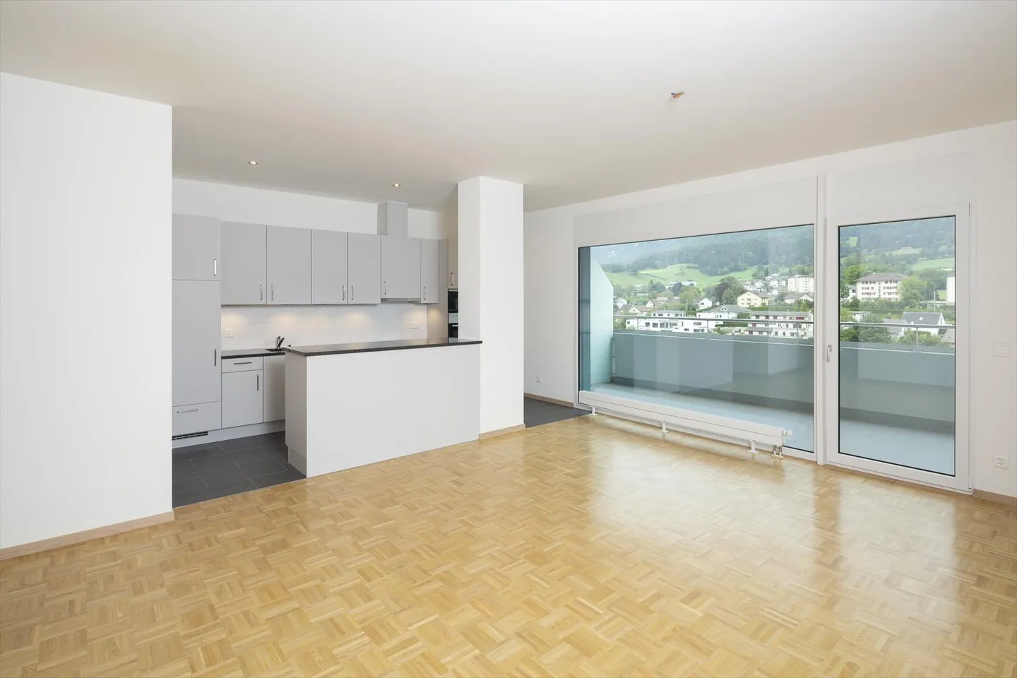 Appartement récemment rénové dans le centre-ville - Photo 2 sur 16