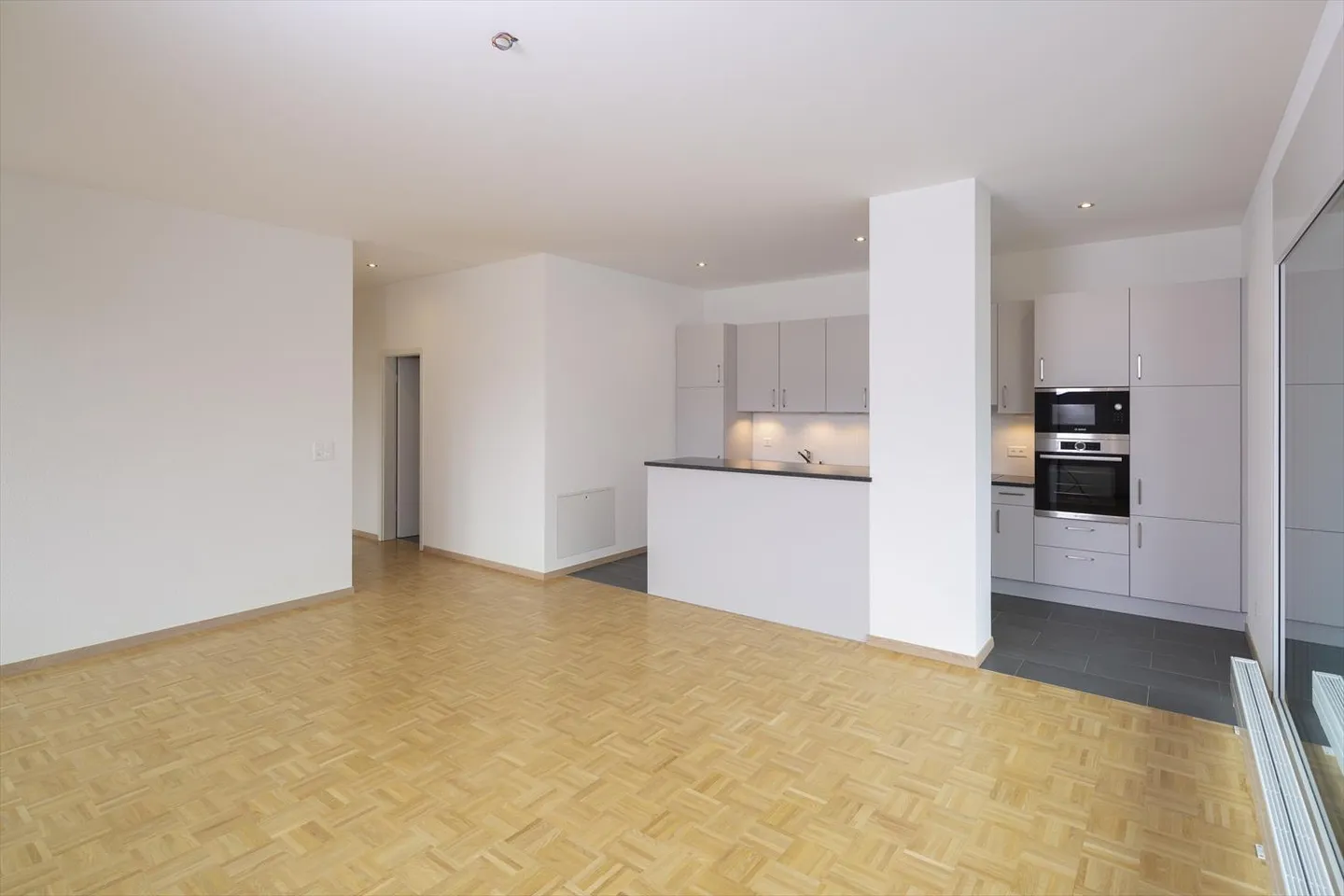 Appartement récemment rénové dans le centre-ville - Photo 3 sur 16