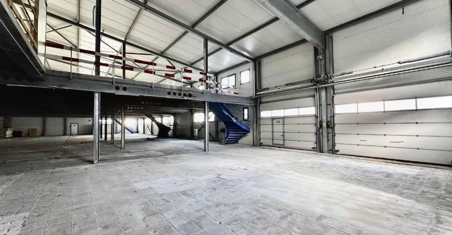 Industrial hall of 2350 m2 for sale in Sion region - Photo 2 of 3