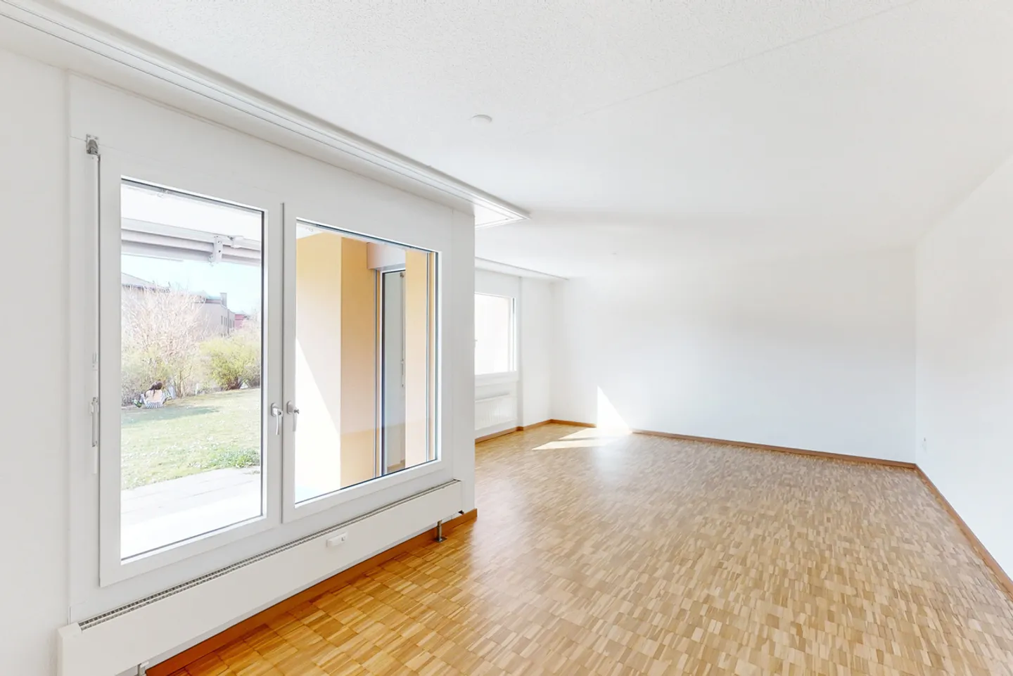 Spacious and Sunny Apartment - Photo 2 of 12