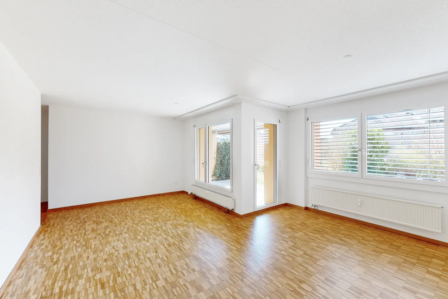 Spacious and Sunny Apartment - Photo 3 of 12