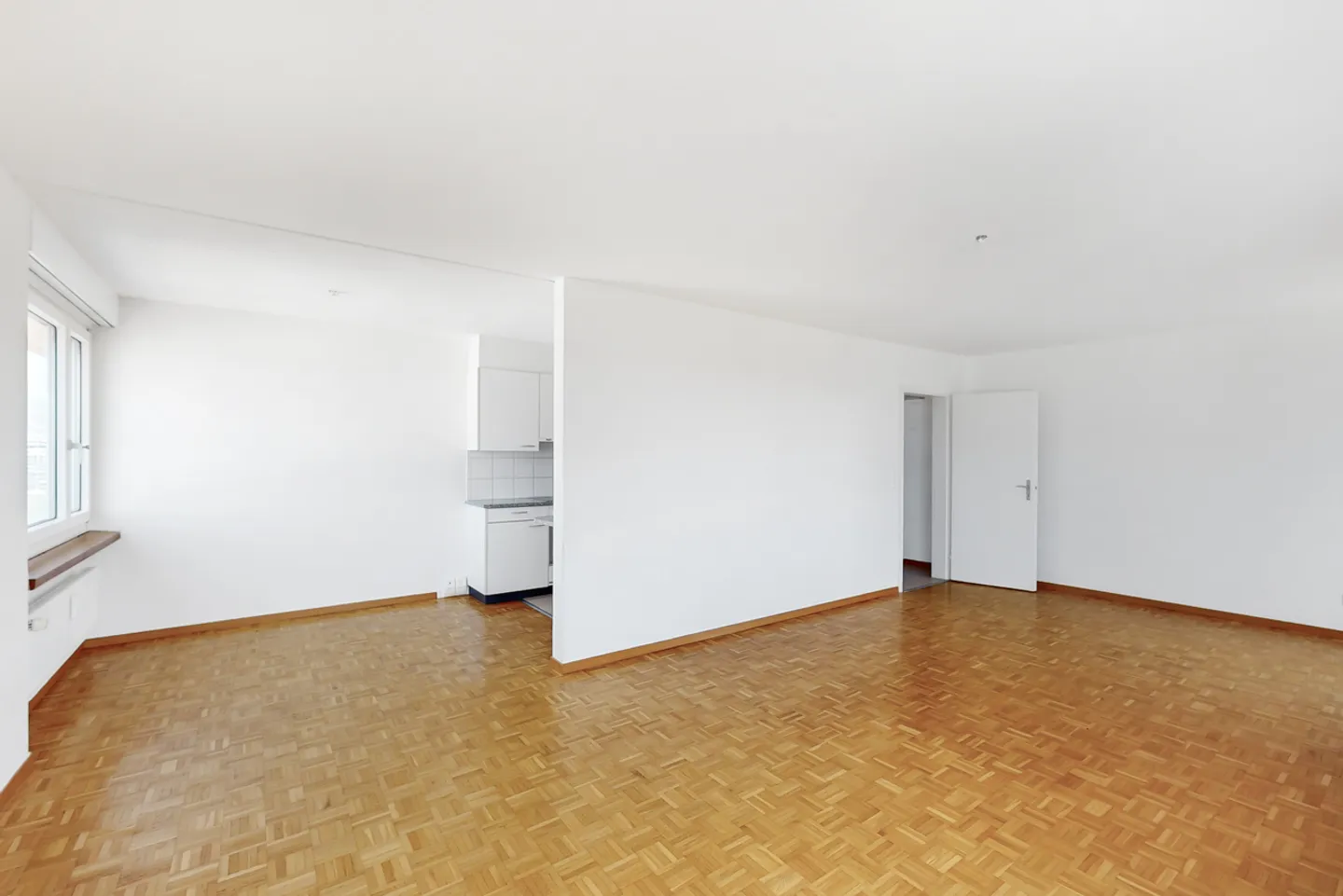 Spacious and Sunny Apartment - Photo 4 of 12