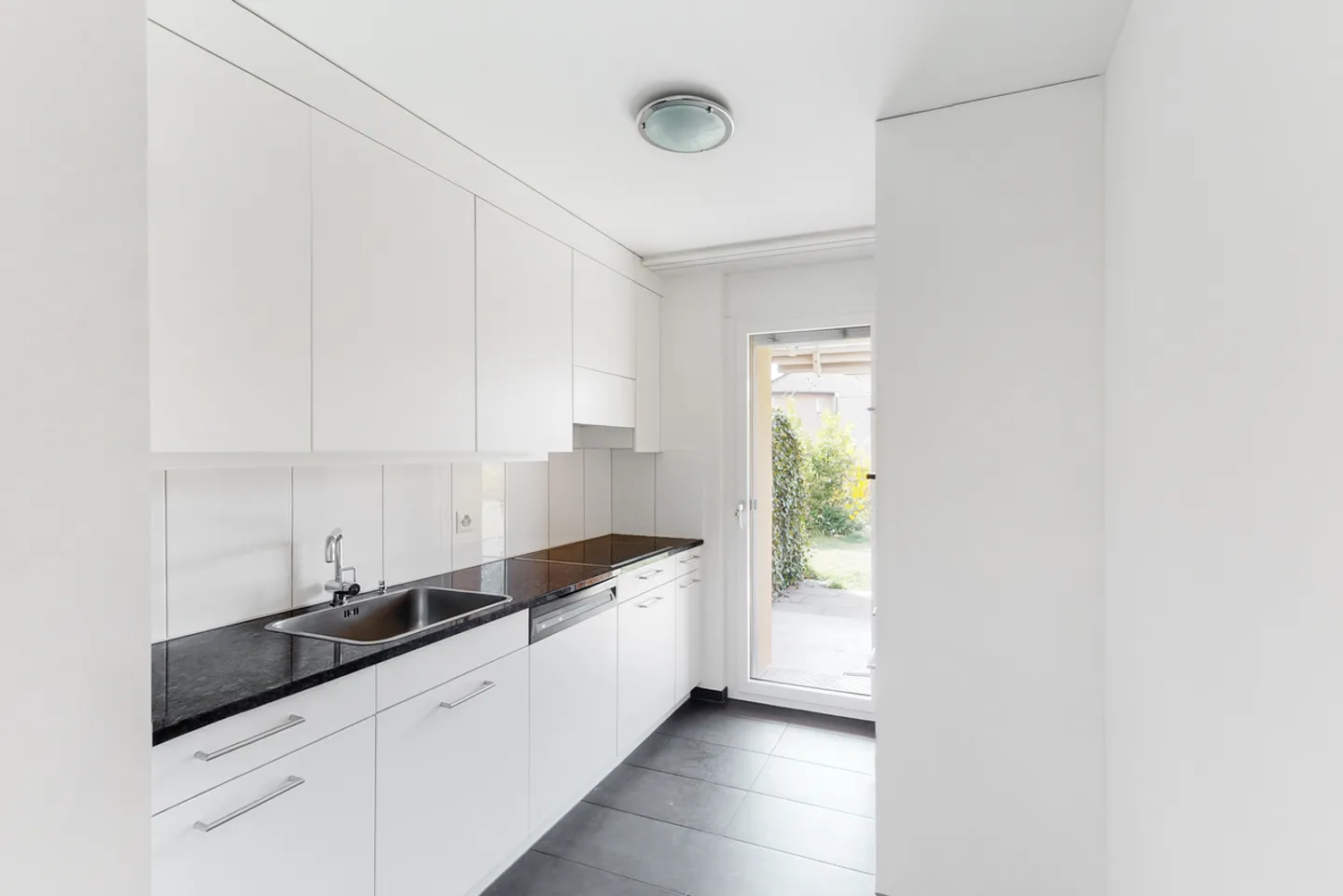 Spacious and Sunny Apartment - Photo 8 of 12