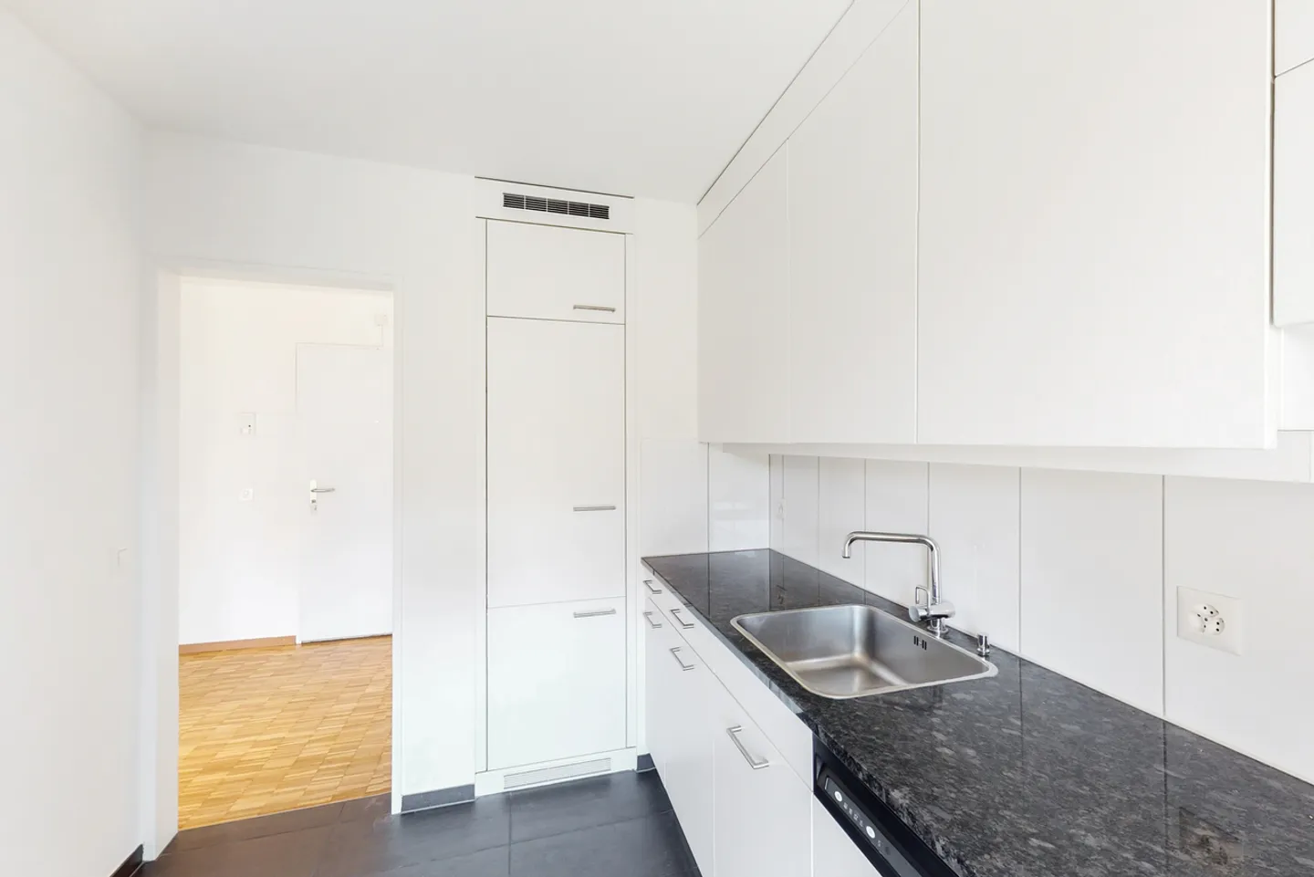 Spacious and Sunny Apartment - Photo 9 of 12