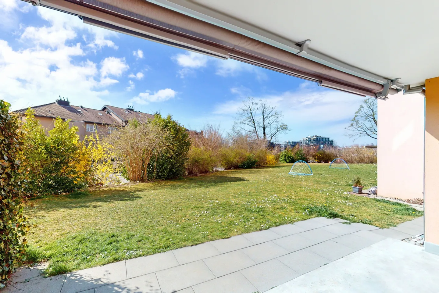 Spacious and Sunny Apartment - Photo 11 of 12