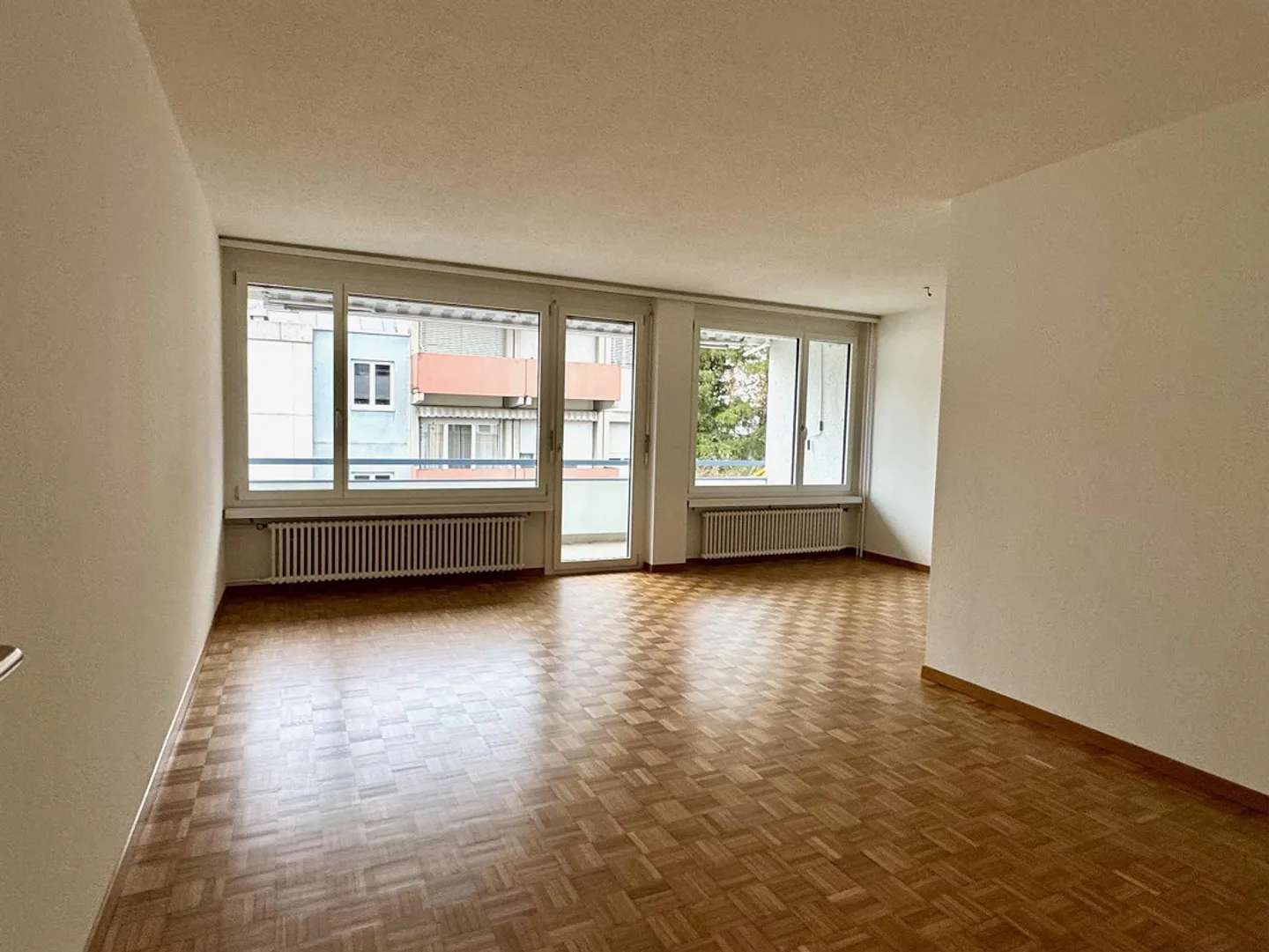 Appartement lumineux de 3,5 pièces avec 2 balcons, fraîchement rénové - Photo 2 sur 8