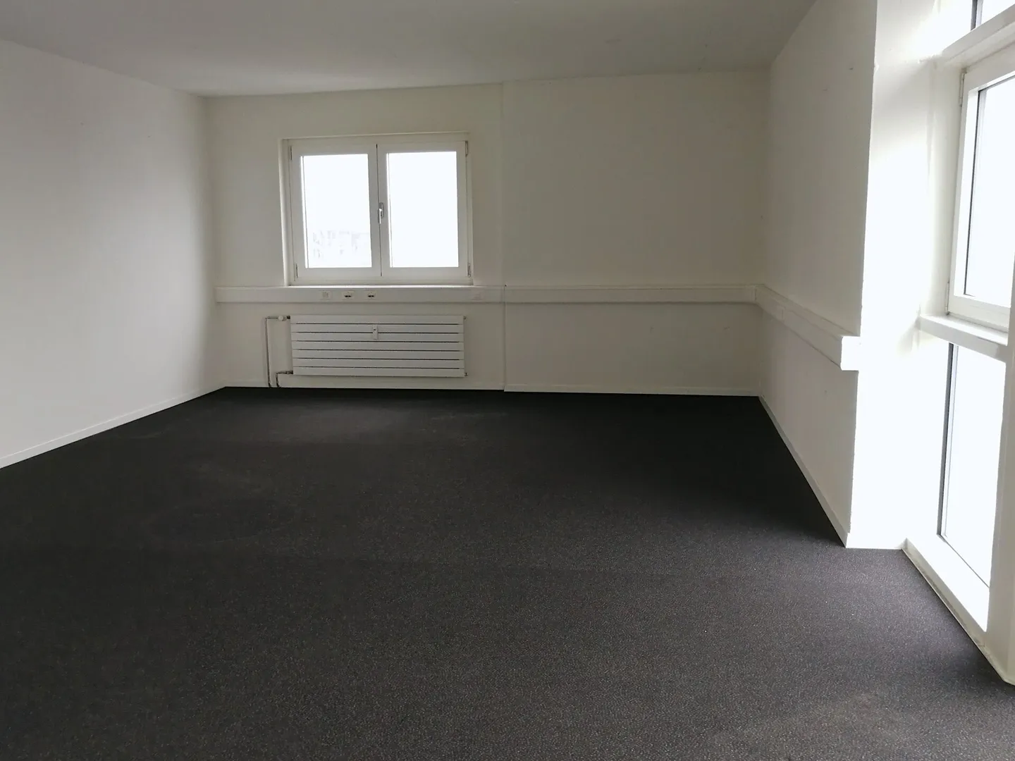 Modern office spaces in a convenient location - Photo 4 of 10
