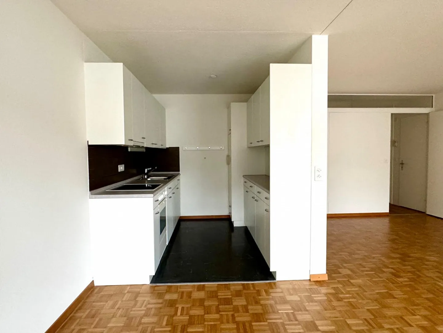 Appartement lumineux de 3,5 pièces avec 2 balcons, fraîchement rénové - Photo 3 sur 8