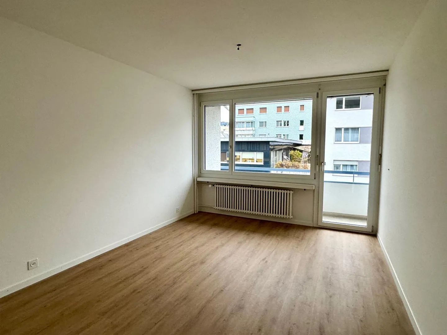 Appartement lumineux de 3,5 pièces avec 2 balcons, fraîchement rénové - Photo 4 sur 8