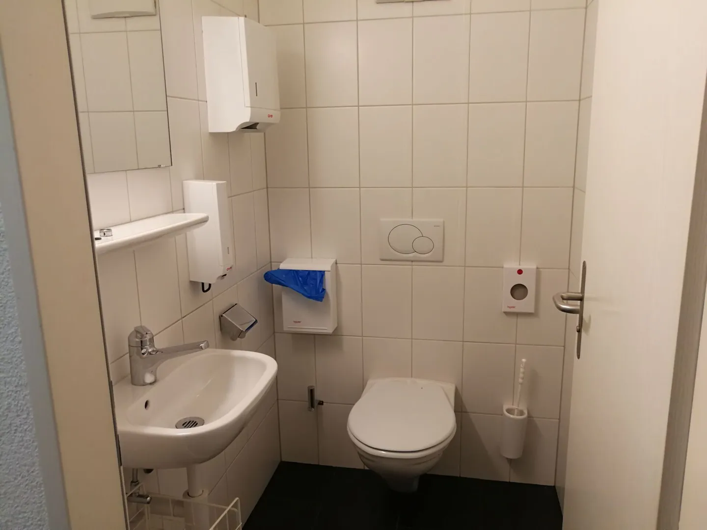 Modern office spaces in a convenient location - Photo 10 of 10