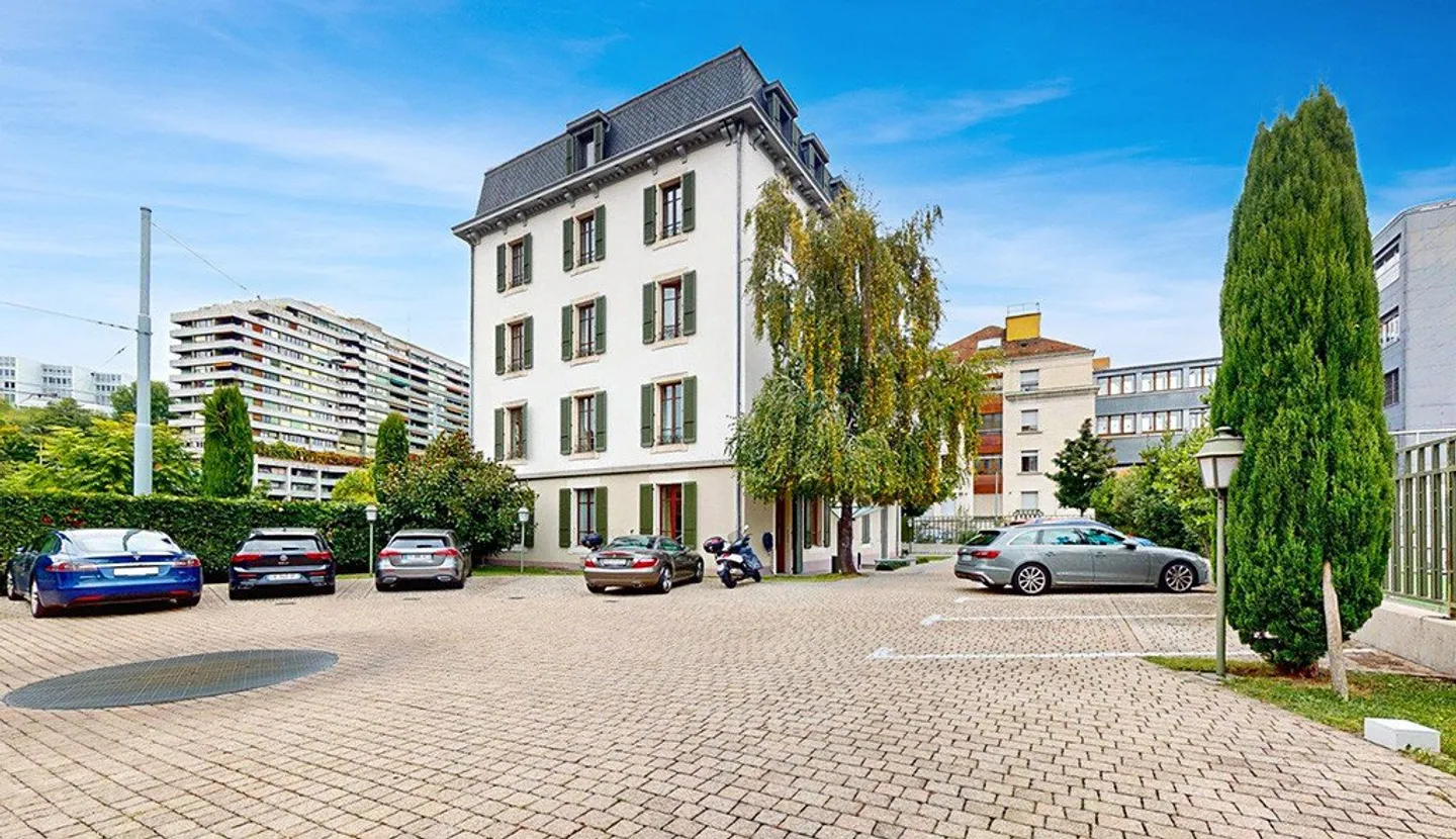 GENEVA - OFFICES FOR RENT IN A CHARACTER BUILDING - Photo 2 of 14