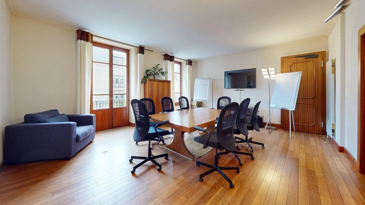 GENEVA - OFFICES FOR RENT IN A CHARACTER BUILDING - Photo 3 of 14