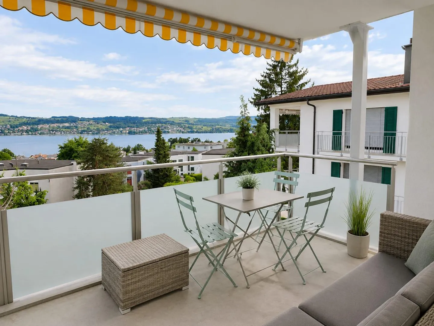 Appartement lumineux et spacieux avec une vue imprenable sur le lac - Photo 1 sur 8
