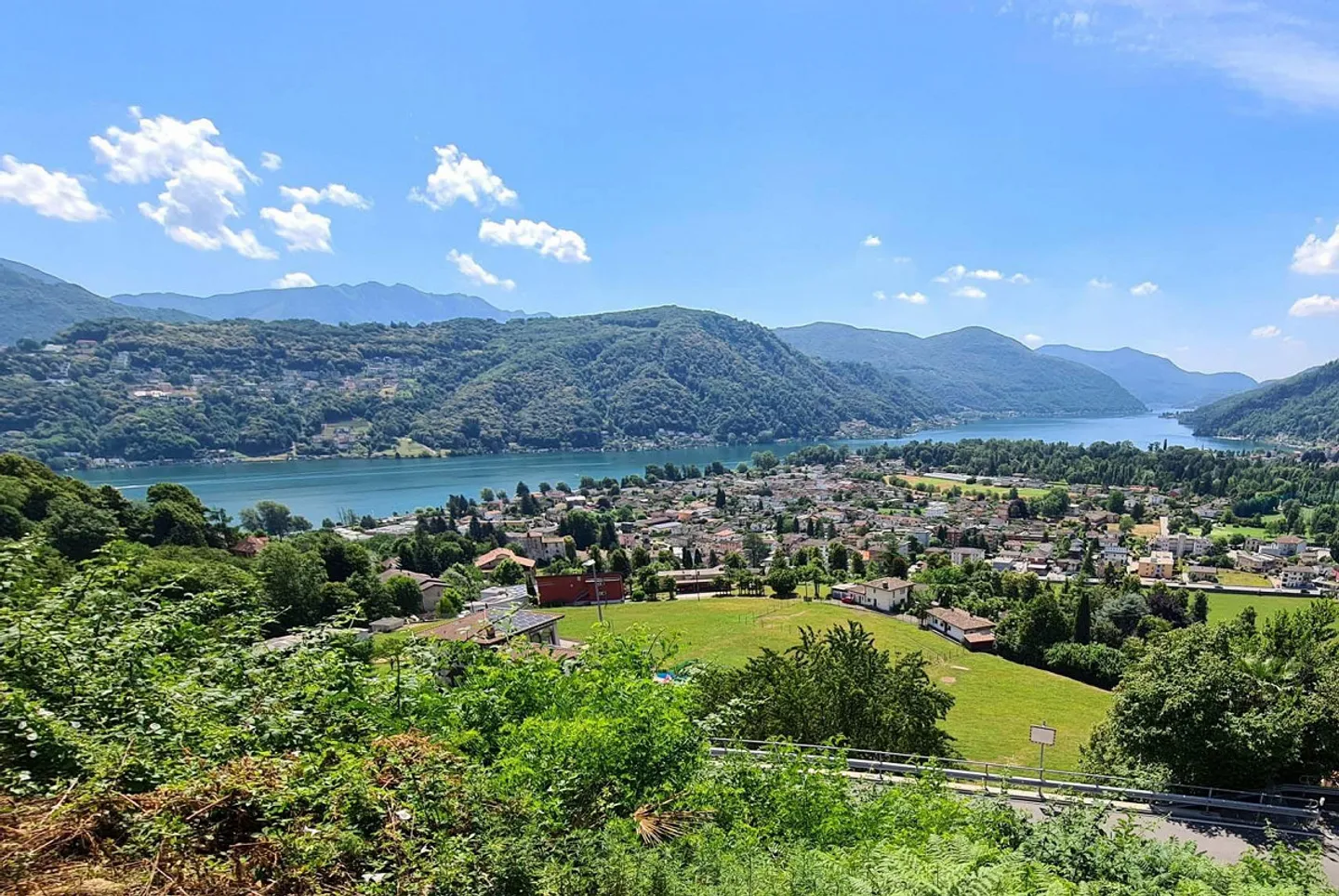 GRUNDSTÜCK MIT SEEBLICK UND PROJEKT FÜR EINE VILLA IN NEGGIO - Foto 2 von 8