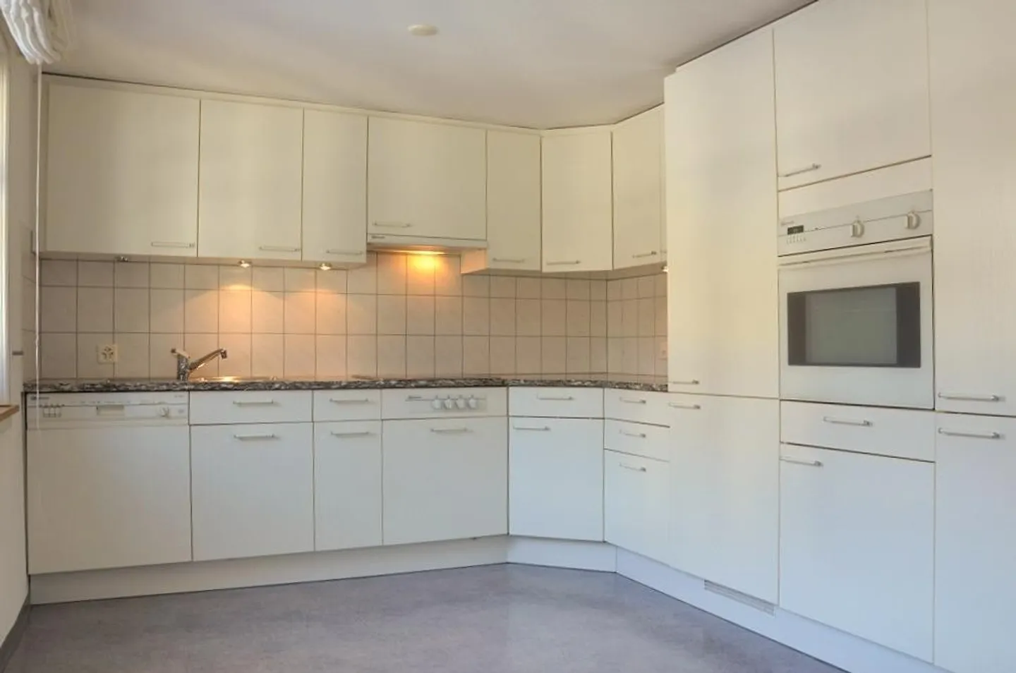 Ampio appartamento nel centro storico con balcone - Foto 1 di 8