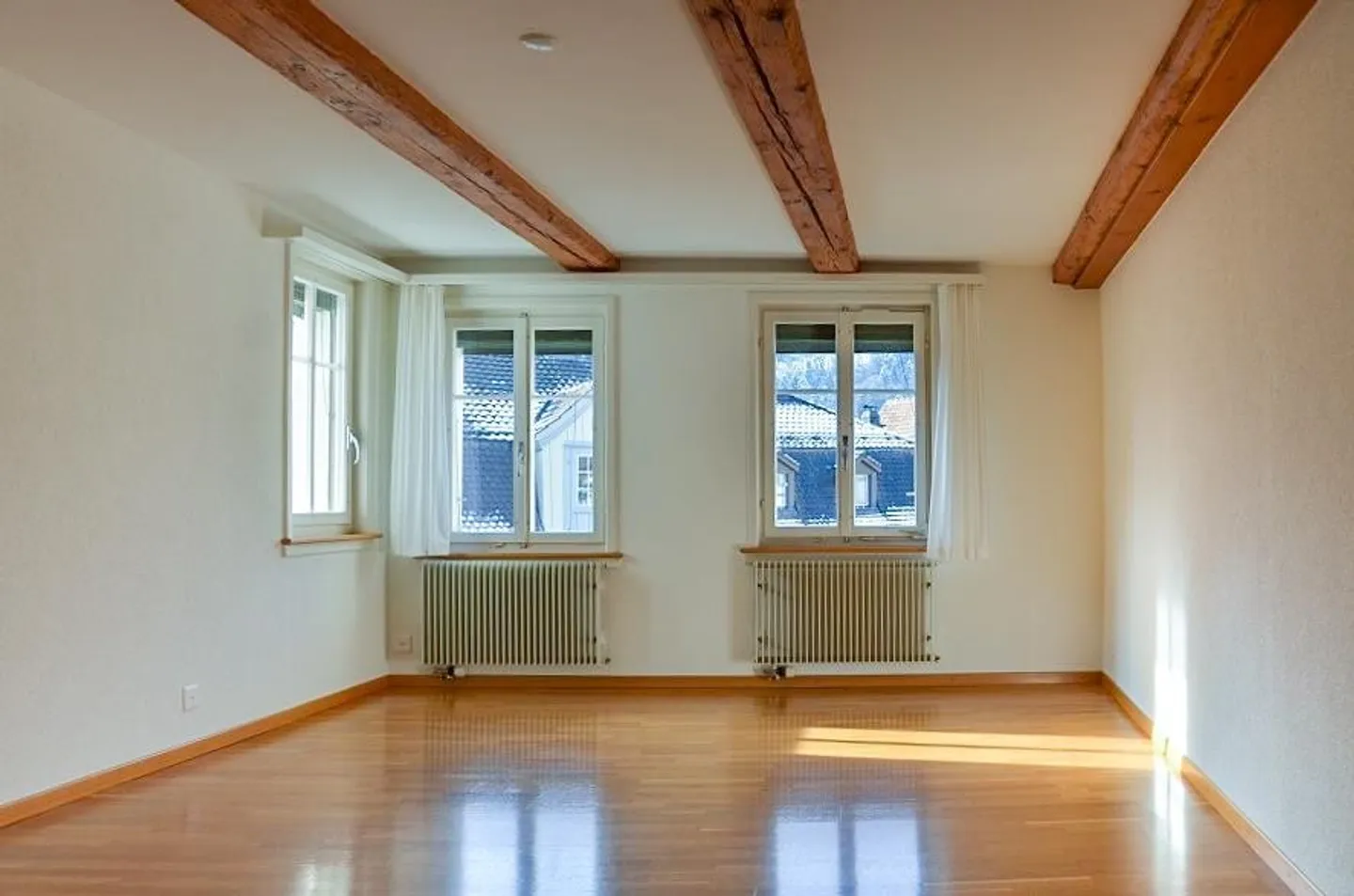 Ampio appartamento nel centro storico con balcone - Foto 3 di 8