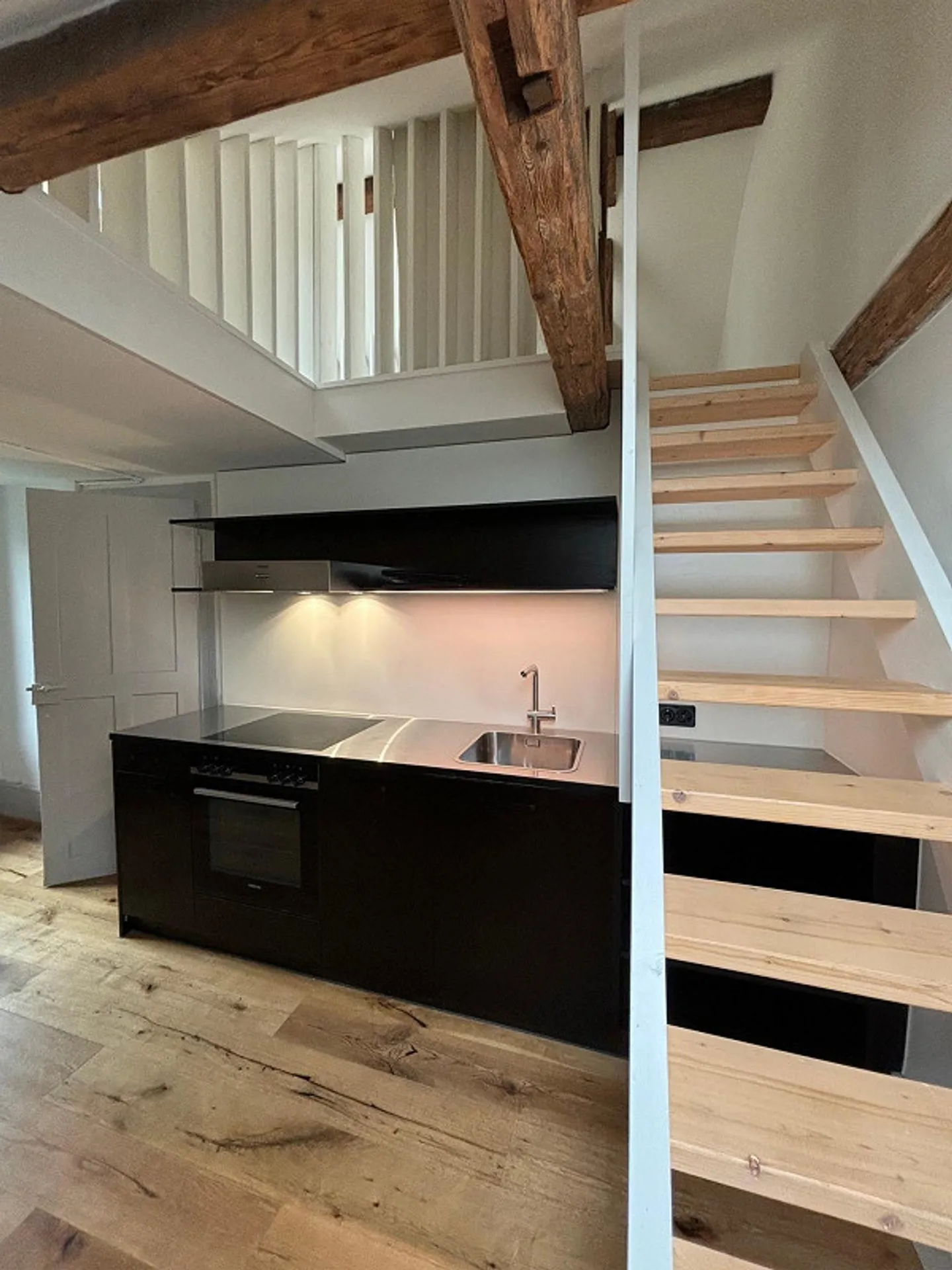 Modern 2-room gallery penthouse in the Weissenbühl district - Photo 3 of 11