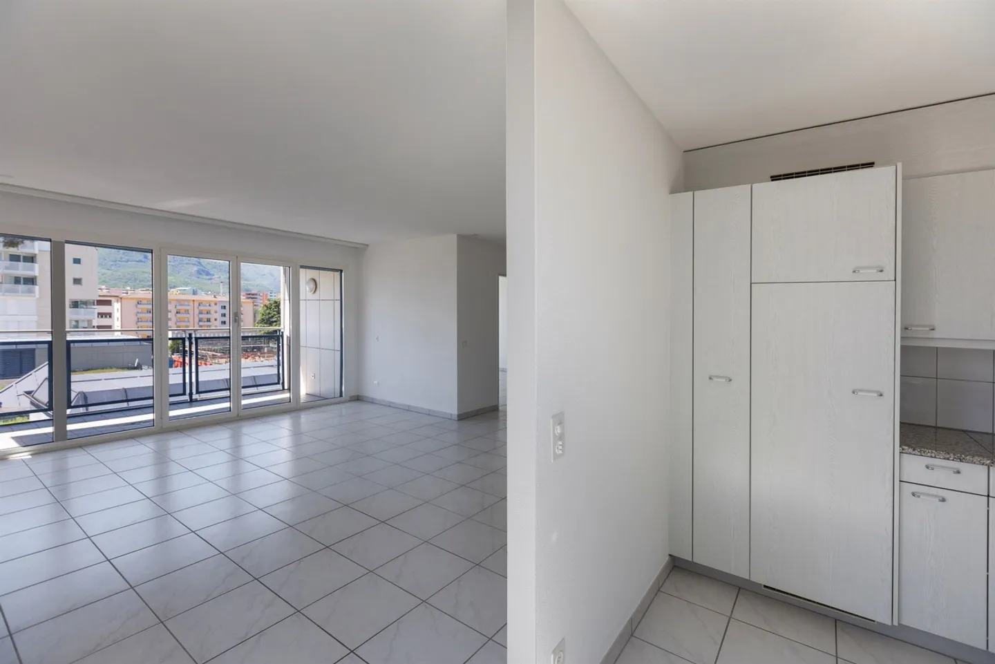 Sunny 3.5 Room Apartment - Photo 3 of 9