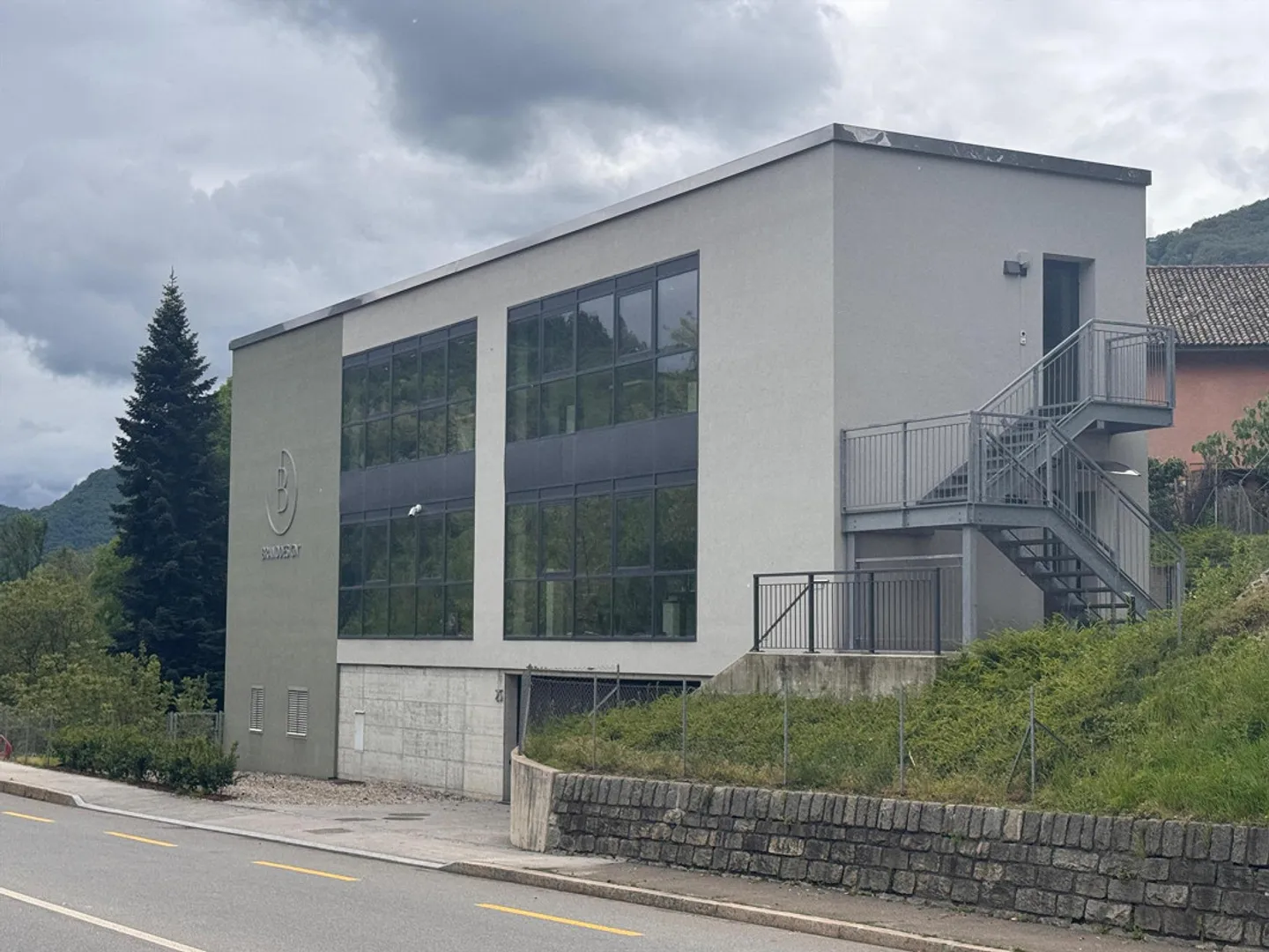 MODERNES UND GERÄUMIGES GEWERBEGEBÄUDE VON 670 MQ IN TAVERNE - Foto 2 von 2