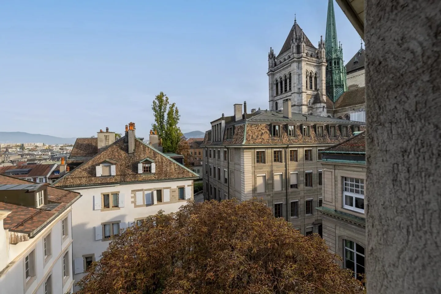 Appartement de 5 pièces avec vue sur le lac et la Cathédrale - Photo 2 sur 12