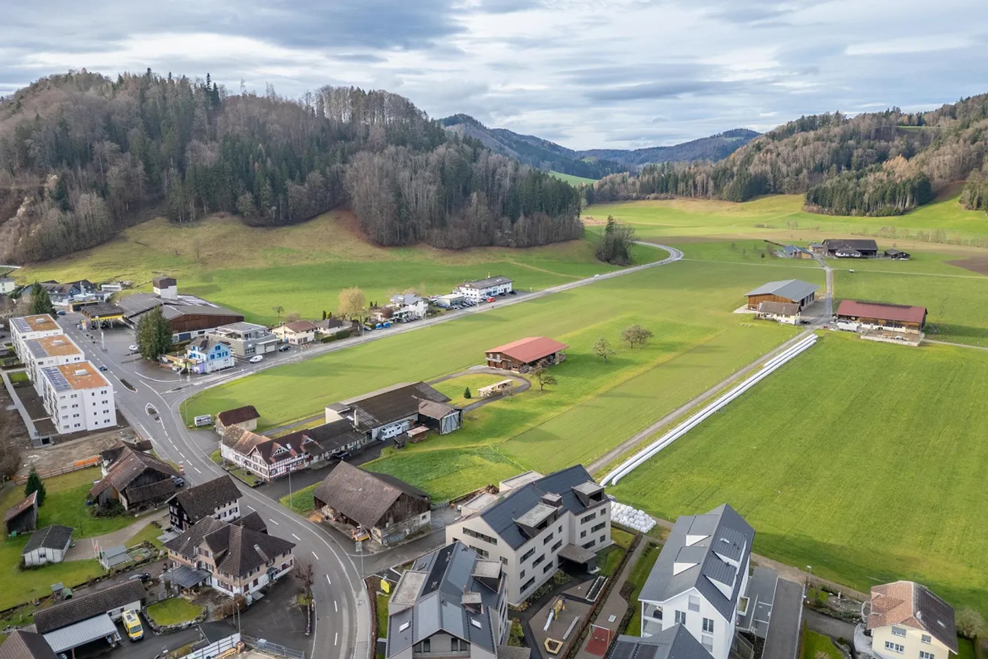 Terrain de construction attrayant avec structures existantes - Photo 2 sur 8