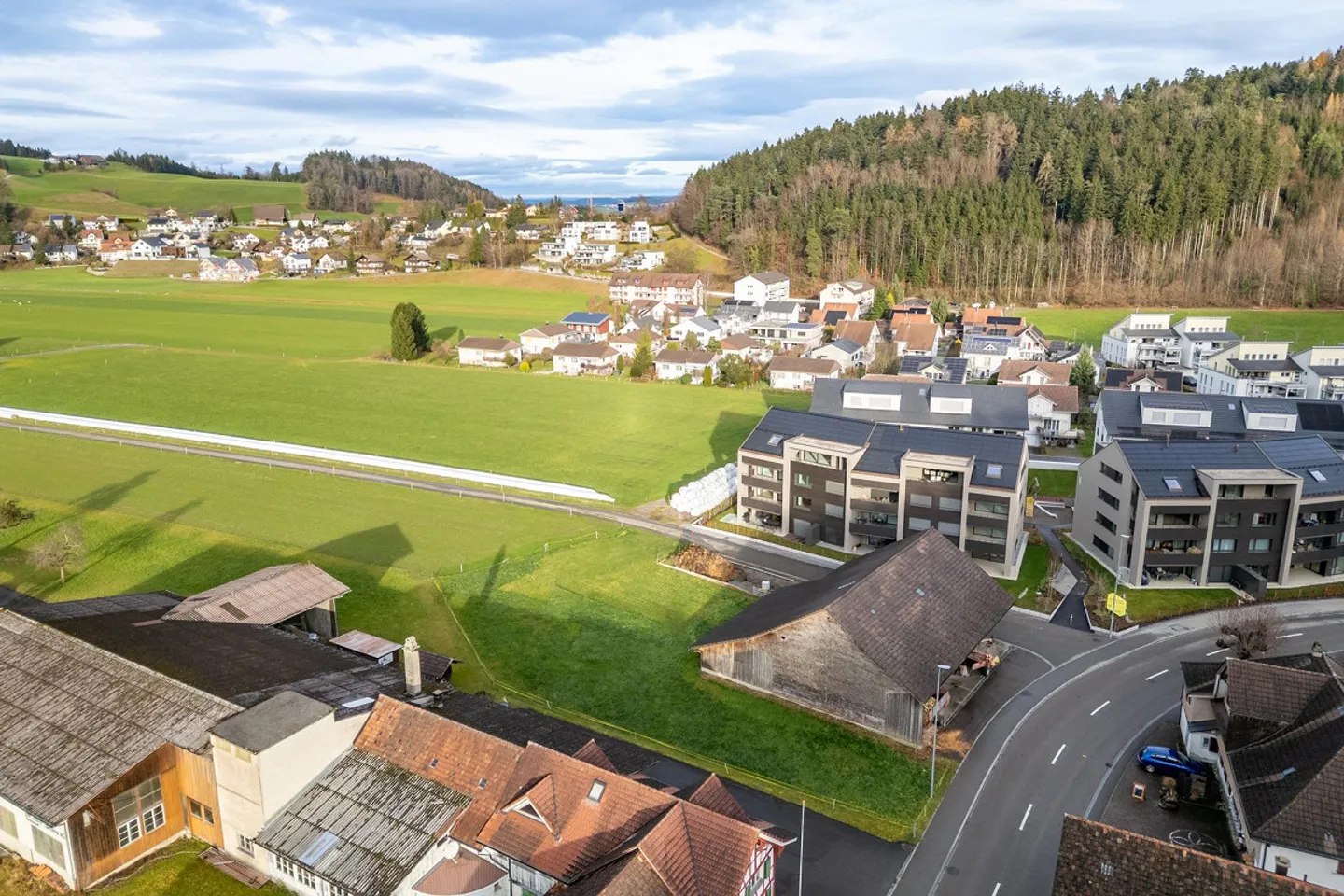 Terrain de construction attrayant avec structures existantes - Photo 3 sur 8