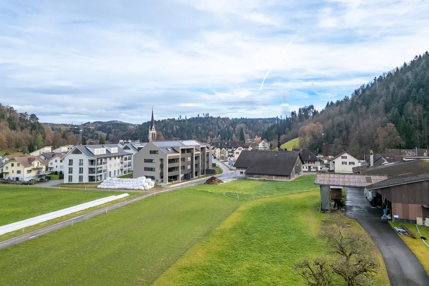 Terrain de construction attrayant avec structures existantes - Photo 4 sur 8